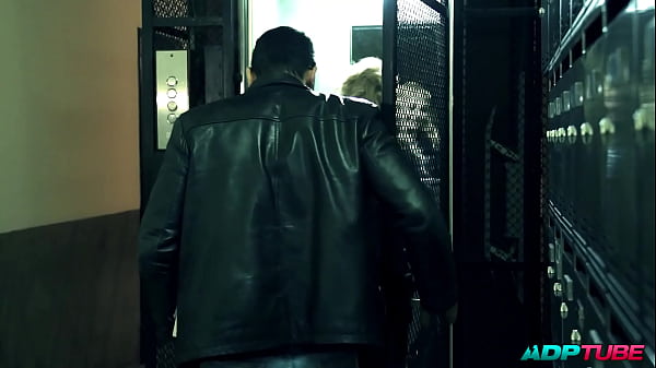 Follandome en el ascensor al vecino