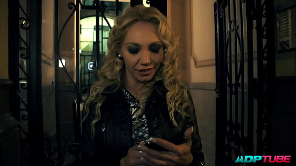 Follandome en el ascensor al vecino