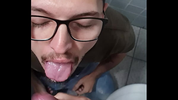 Rapaz Dotado Fodendo Minha Garganta No Banheiro thumbnail