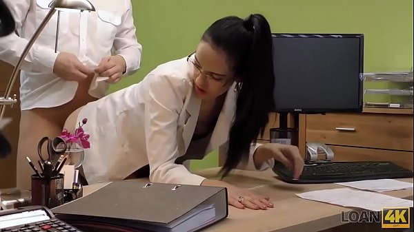 LOAN4K. La mora Elis Dark d&agrave; la fica all'agente per comprare attrezzatura musicale 