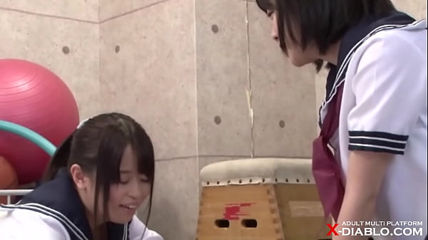 Play MP4 - 女子校の男性教師がキ&cir;タマを潰される！