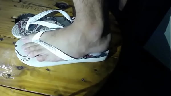 Punheta e gozada nas minhas havaianas maravilhosas