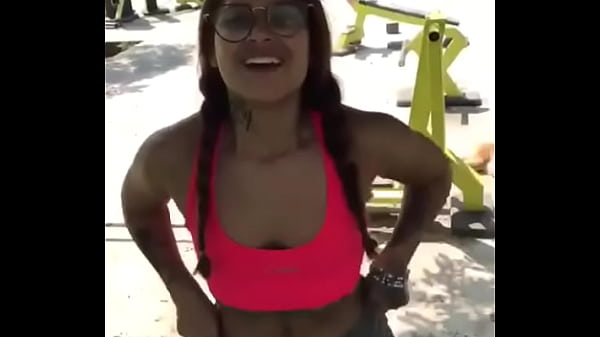 Play MP4 - Se desnuda en el parque