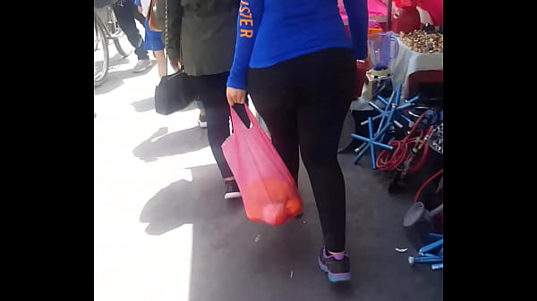 Putita culona caminando en tianguis 
