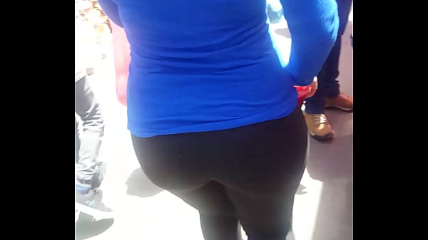 Vizcochit orico en leguings negros y_top azulde culohermosocaminando en tianguis