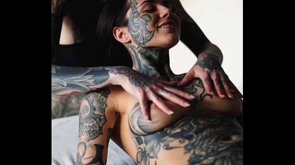 Modelos generados con ia piel tatuada 
