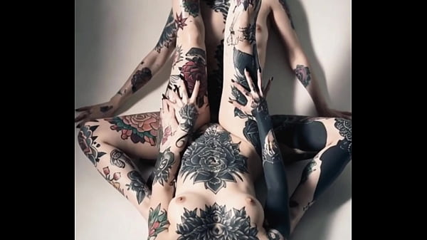 Modelos generados con ia piel tatuada