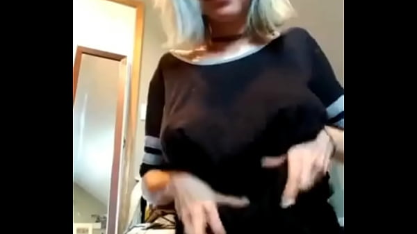 Novinha mostrando os peitos