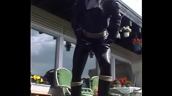 Roxina2003RubberistInGarden190603XXL.MPG 