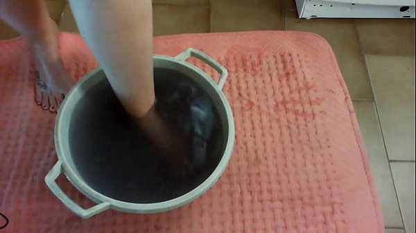 Per il mio padrone ho camminato tutto il_giorno a piedi scalzi guarda come mi sottometto