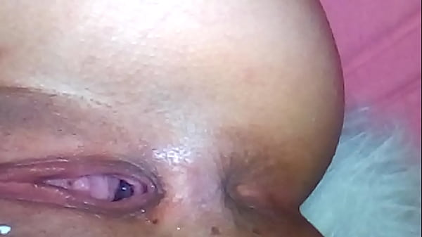 Mi peque&ntilde_a novia dedeandose con mi semen dentro 1/2