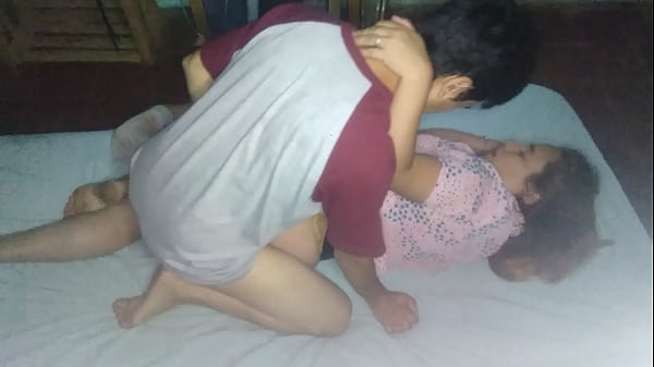 Play MP4 - Cogiendo de lado con mi hilo amarillo en el colch&oacute;n antes de la fiesta