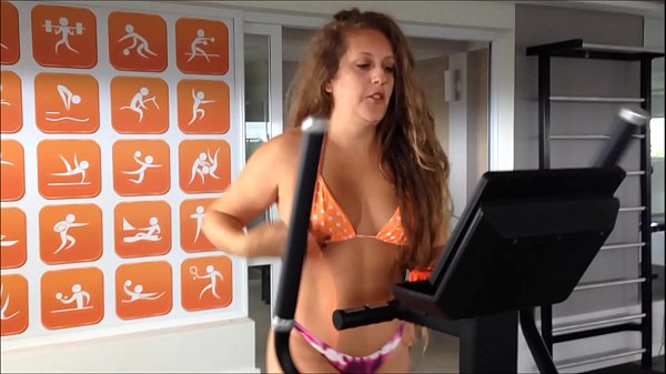 latinanovinha enlouquece e fica nua na academia do condominio - exibicionismo amador_real