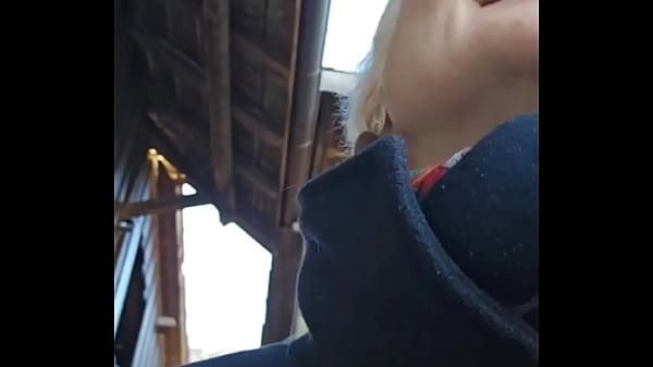 Je trouve un inconnu qui me baise dans la grange 