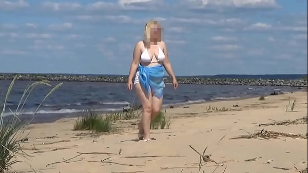 Nonton Hot Mom On The Beach In White Swimsuit thumbnail