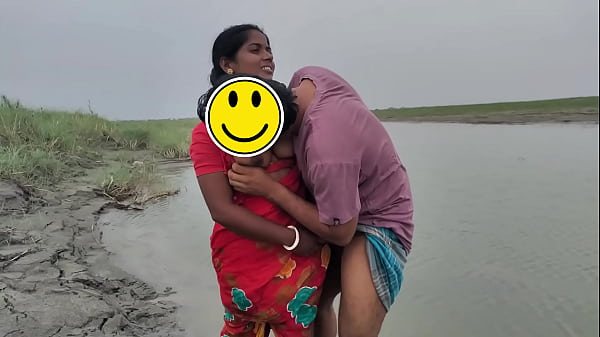 Play MP4 - Bangladeshi Bowdi With Her Boyfriend in an Open Place