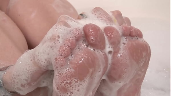 Porn babe madison feet joi in bubble bath