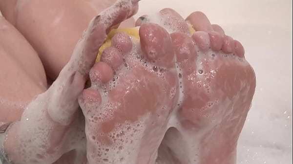 Play MP4 - Madison Skye Soaps Up Her Lovely But Dirty Feet