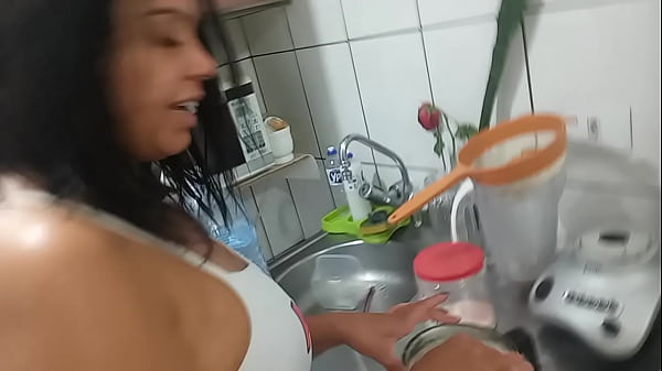 Play MP4 - Sarah Rosa &boxv; Cozinha Sexy &boxv; Suco de Casca de Abacaxi