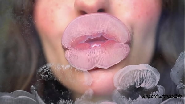 Nonton Sensual Creamy Nude Lipgloss Kiss thumbnail