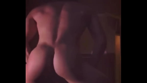 Mi compa de cuarto llega mareado del bar y aprobecho a tocarlo y exitarlo 