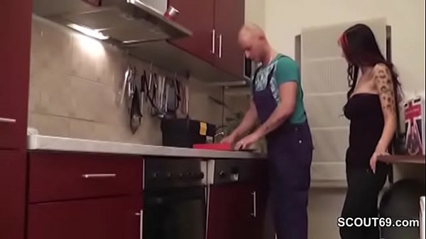 Play MP4 - Handwerker will Geld und darf Teeny statt dessen Anal ficken