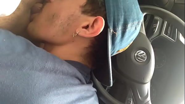 O Uber ficou de pau duro, acabamos fudendo gostoso escondido da namorada dele. 