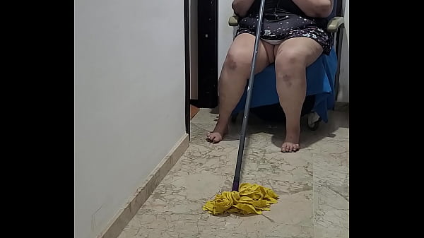 Coolmarina perra madura despu&eacute;s de hacer pis, limpia y se folla algo sorprendente 