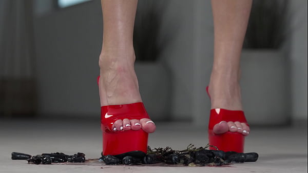 4K HOT FOOTFETISH! Crushing fruits with bare feet and high heels! 