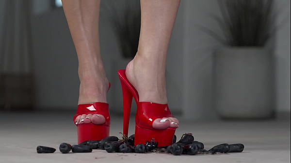 4K_HOT FOOTFETISH Crushing_fruits with barefeet and high heels