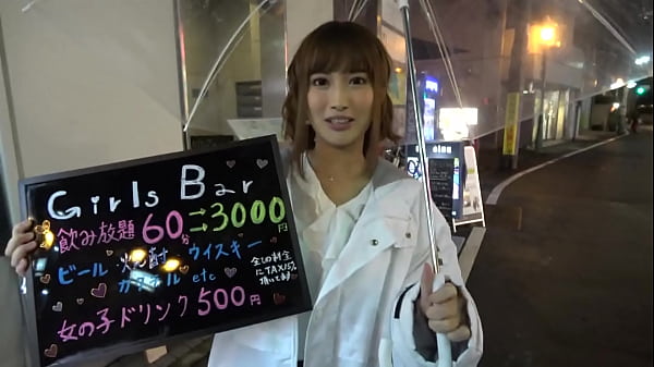 ガールズバーで働く女の子に声をかけ、謝礼を出すので仕事終わりに会う約束を取り付ける。オナニー見せてください！え～いいよ。。超可愛いのに軽っ！ thumbnail