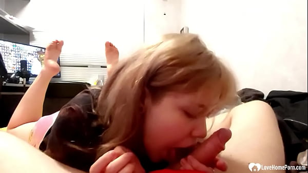 Play MP4 - Teen babe displays her amazing dick sucking skills