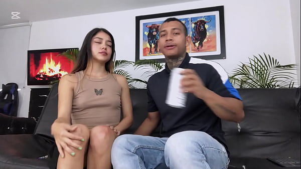 Desconocida me seduce en restaurante y me la chupa hasta el fondo de su garganta en mi casa 