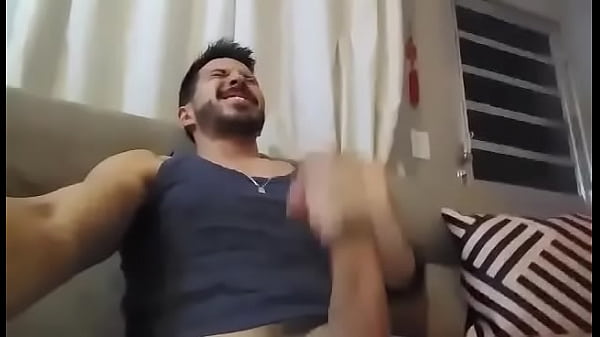 Mestiço_japonêsbrasileiro batendo uma