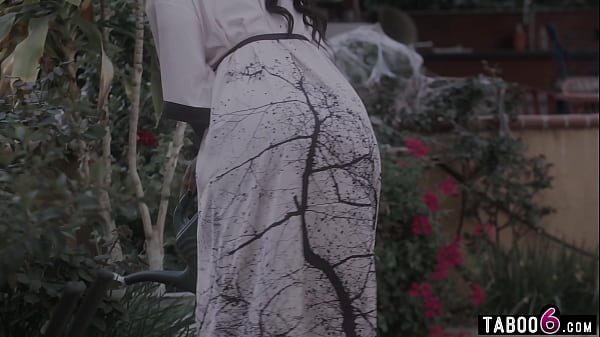 Play MP4 - Bitten by an exotic spider changed this ebony MILF housewife