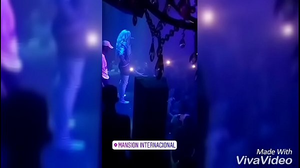 Aline Tavares no banheiro da boate 