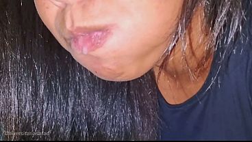 Me flagrou batento uma e nã_o resistiu, me pediu pra gozar na boca antes dos pais chegarem em casa, gulosa pra engolir minha porra novinha safada da boca gostosa