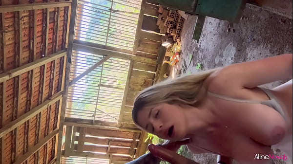 No Mato Ou No Galinheiro Essa Loira Safada Adora Ser Fodida Em Lugares Diferentes thumbnail