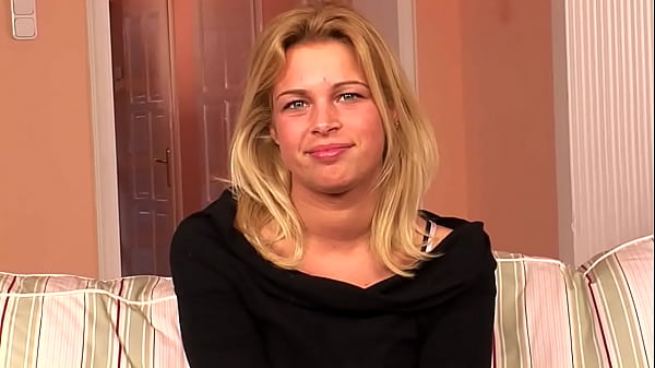 2 cazzi duri e grossi per una fantastica biondina