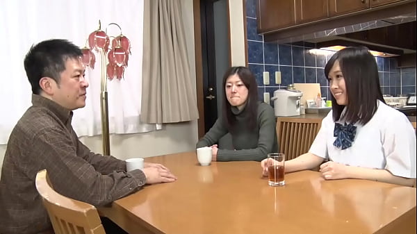 婚相手との同居生活初日、初めて見る新妻の連れ子。いい年頃の女子○生でその年代ならではの無防備さ。 thumbnail