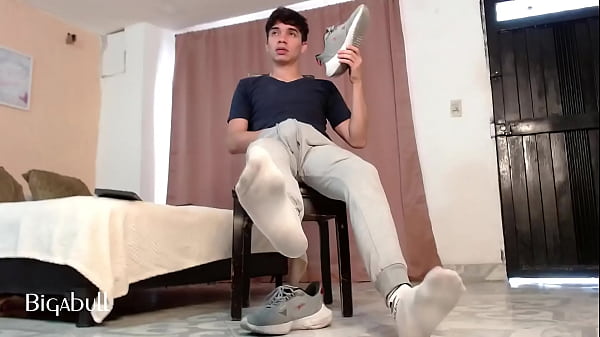 Play MP4 - Fetiche de pies con oliendo de los zapatos sucios