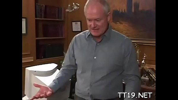 Teen gives a steaming oral job