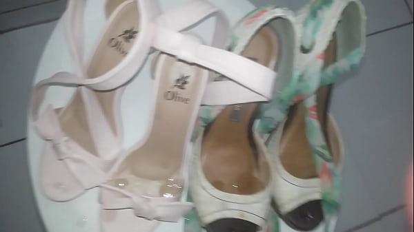 Play MP4 - A convite de um amigo do xvideos fui a sua casa gozar nas sand&aacute;lias da namorada e da cunhada