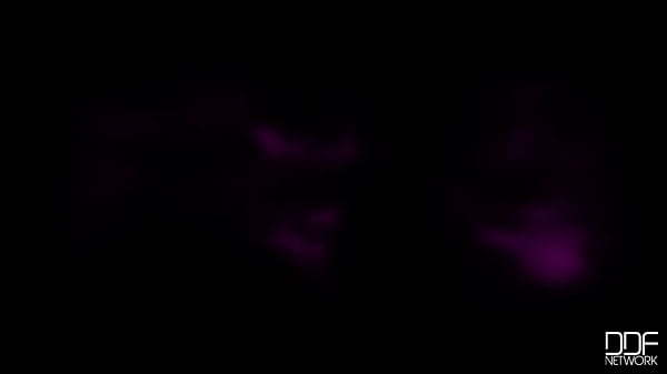 Nonton She Gets Hot On The Telephone Line! thumbnail