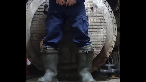 Гей из России дрочит на камеру самый маленький член в мире! thumbnail