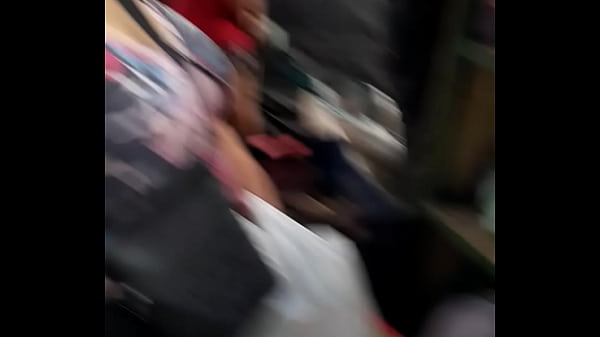 Madura de enormes tetas en el mercado