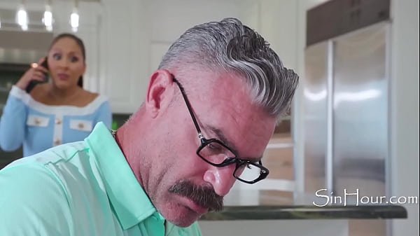 Stepdaughter sexts feet & body from stepmom's phone 