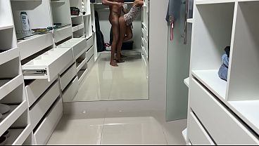 Novinha foi fazer faxina e deu pro patrã_o no closet da patroa