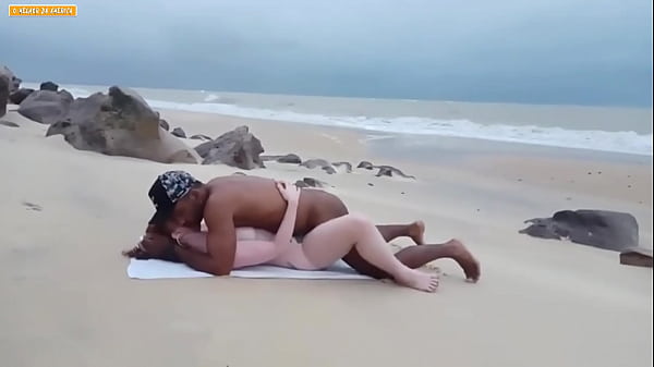 Duas Gostosas Transando Na Praia De Nudismo Na Bahia Albina E Morena Leva Porra No Rabo thumbnail