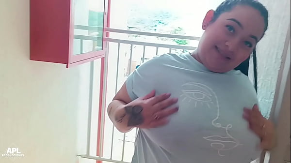 La puta de mi vecina siempre sale a la puerta mostrando su enorme culo, pero esta vez me lo pude follar hasta llenarselo de creampie 